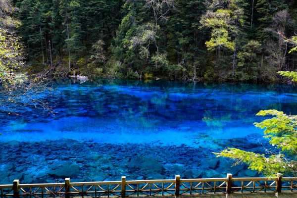 九寨沟的蓝色：九寨沟蓝色的水