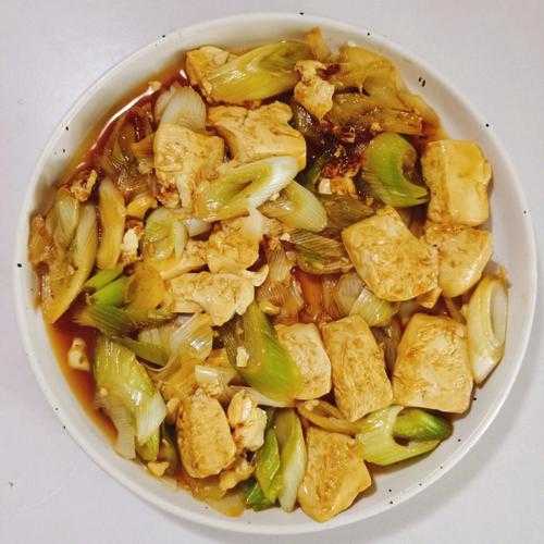 家常菜大葱炒豆腐：大葱炒豆腐做法